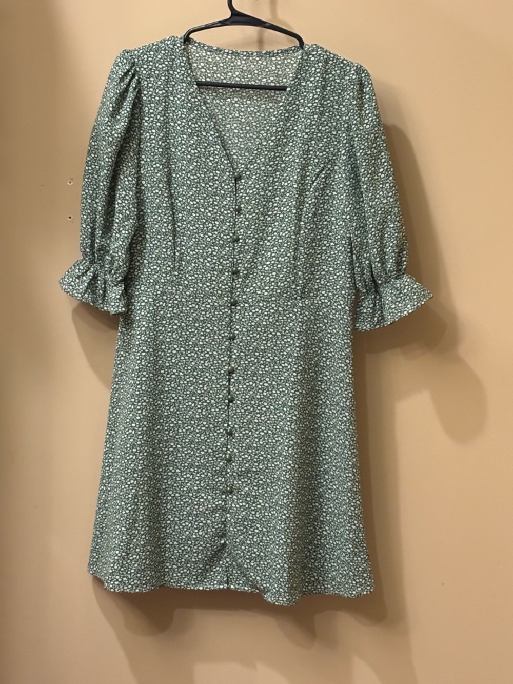 Green Floral V-Neck Button Front Dress size S/M (tags are missing) - Picture 2 of 5